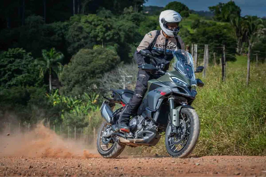 imagem do piloto no off-road com a multistrada v2 2026