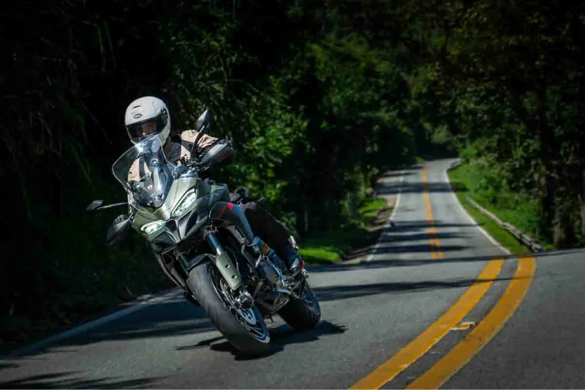 imagem do piloto em ação na estrada com a multistrada v2 2026