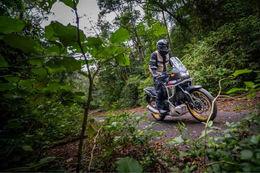 imagem da Transalp no fora de estrada
