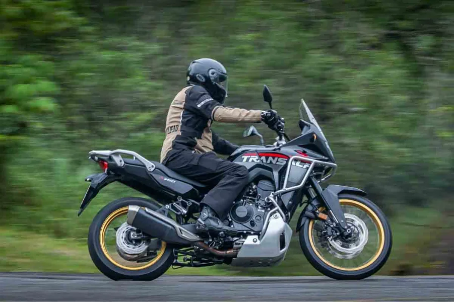 imagem do piloto em ação com a nova honda xl750 transalp
