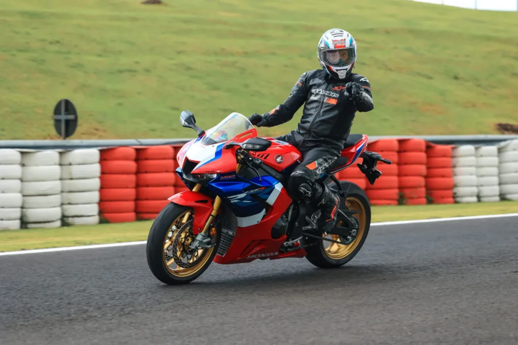 imagem do piloto alexandre raticida da revista motociclismo com a cbr1000 rr-r fireblade
