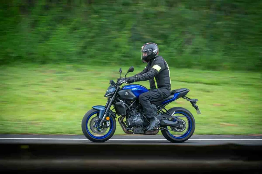 imagem do piloto alexandre articida com a yamaha mt-07 2026 azul
