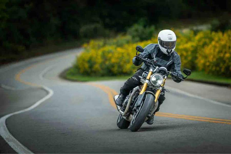 imagem da Triumph Speed Twin na estrada