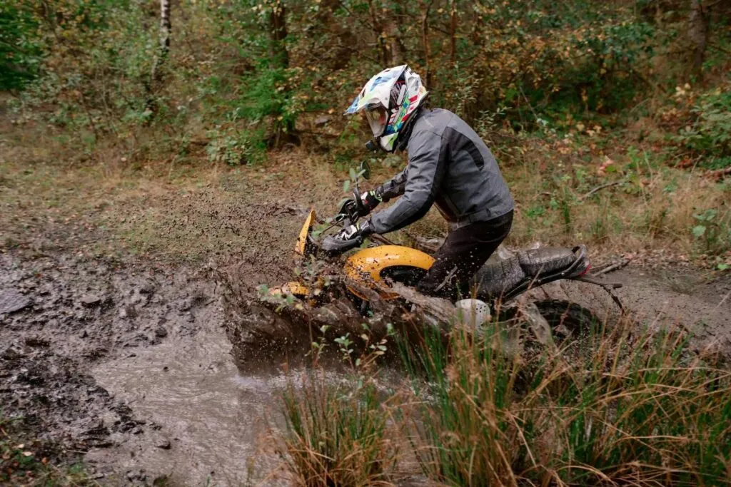 imagem piloto alexandre nogueira com a triumph scrambler 400 xc 2026