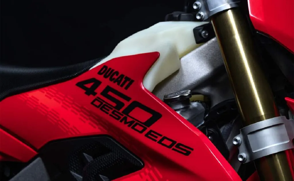 imagem da aba lateral do tanque da nova Ducati Desmo450 EDS 2026