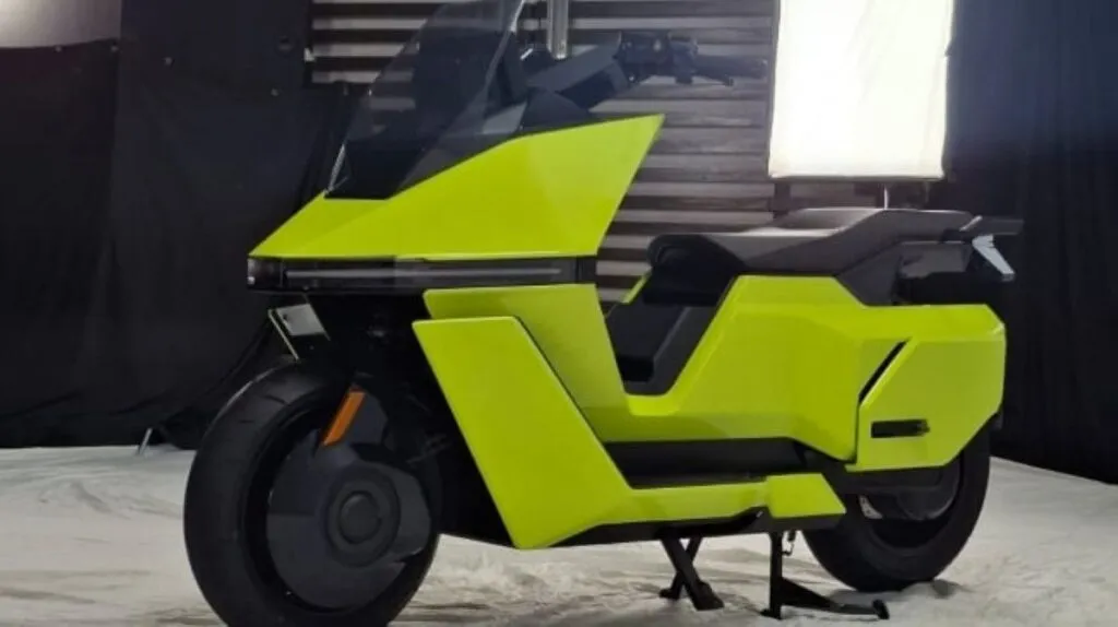 imagem da moto da tesla amarela
