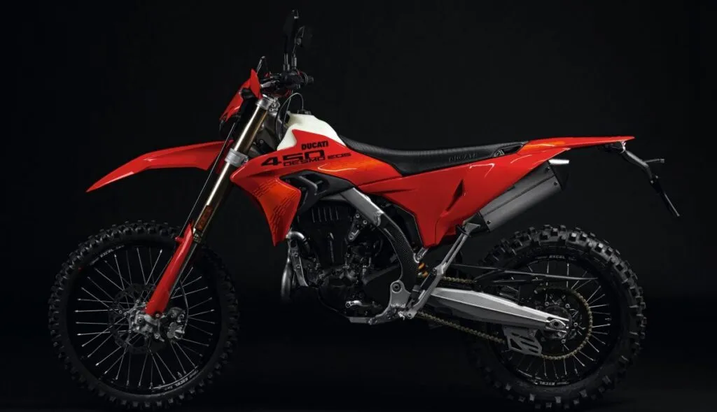 imagem lateral da Ducati Desmo450 EDS 2026