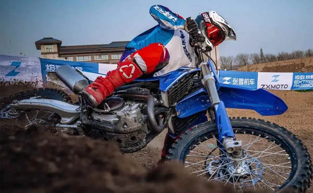 imagem piloto em curva com ZXMoto MX250