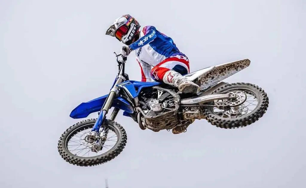 imagem do piloto em ação com ZXMoto MX250